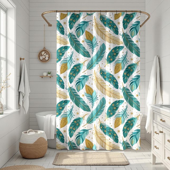 Boho Aquamarin und Gold Feathers Duschvorhang (Boho Teal and Gold Feathers Shower Curtain in a sunny white boho bathroom.)