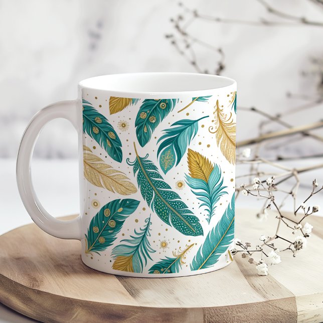 Boho Aquamarin und Gold Feathers Kaffeetasse (Boho Teal and Gold Feathers Coffee Mug on a boho wooden kitchen table with tiny dry flowers)