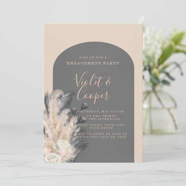 Boho Arch Pampas Grass Floral Engagement Party Einladung (Stehend Vorderseite)