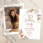 Boho Arch Terracotta Foto 30. Geburtstag Einladung<br><div class="desc">30. Geburtstagsfeier in Terrakotta Orange und Weiß verbrannt mit dem Foto auf der Kartenrückseite. Schönes modernes minimalistisches Design mit handgemalten botanischen Akzenten. Features Pampas Gras, Blätter, Rose und Typografie Skript-Schriftart mit einem kleinen Herz. Trendy böhmisches Wüstenthema perfekt für Herbst, Winter, Frühling oder Sommer. Sie können gedruckte Einladungen auswählen und/oder eine...</div>