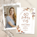 Boho Arch Terracotta Foto 60. Geburtstag Einladung<br><div class="desc">60. Geburtstagsfeier in Terrakotta in Orange und Weiß verbrannt mit dem Foto auf der Kartenrückseite. Schönes modernes minimalistisches Design mit handgemalten botanischen Akzenten. Features Pampas Gras, Blätter, Rose und Typografie Skript-Schriftart mit einem kleinen Herz. Trendy böhmisches Wüstenthema perfekt für Herbst, Winter, Frühling oder Sommer. Sie können gedruckte Einladungen auswählen und/oder...</div>