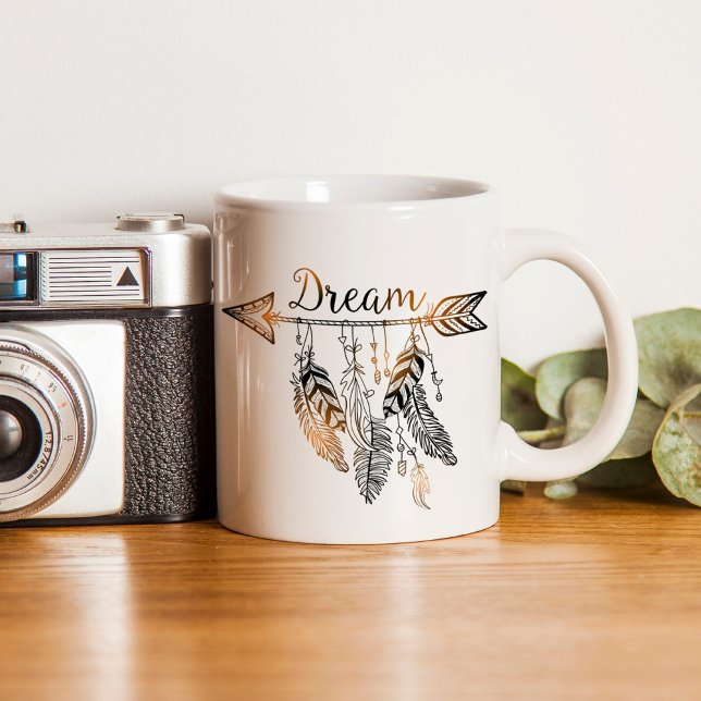 Boho Arrow und Feather Dream Tasse (Hand drawn sketchy arrow with feathers dangling featuring the word dream. )