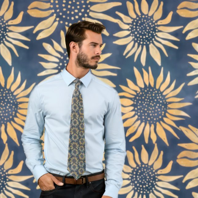 Boho Batik Sonnenblumenmuster auf dunkelblau Krawatte (Man wears a necktie with a boho sunflower pattern.)