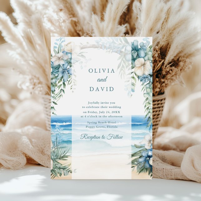 Boho Beach Watercolor Blumenstrauß Einladung (Boho Beach Watercolor Floral Arch Wedding Invitation on a sunny table with white pampas grass)