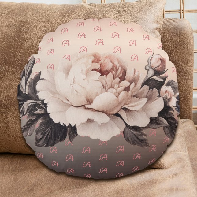 Boho Beige Floral Monogramm Rundwurfpilz Rundes Kissen (Round beige rose pillow on a couch.)