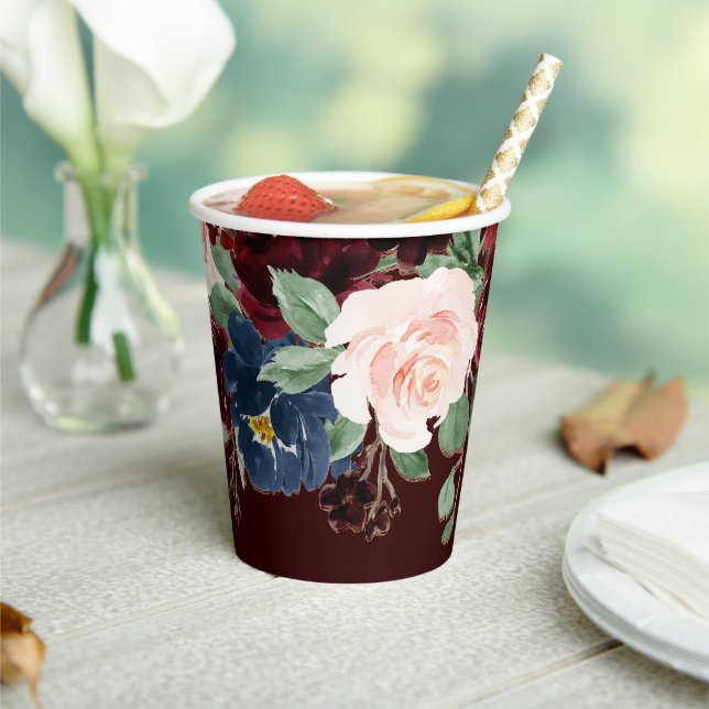 Boho Bloom | Dunkler Eleganter Roter Blush und Nav Pappbecher (In Situ)