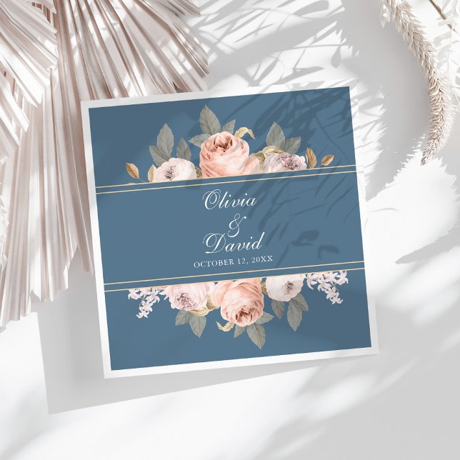 Boho Blue und Blush Peonies Wedding Serviette (Boho Blue and Blush Peonies Wedding Paper Dinner Napkins on a sunny white table.)