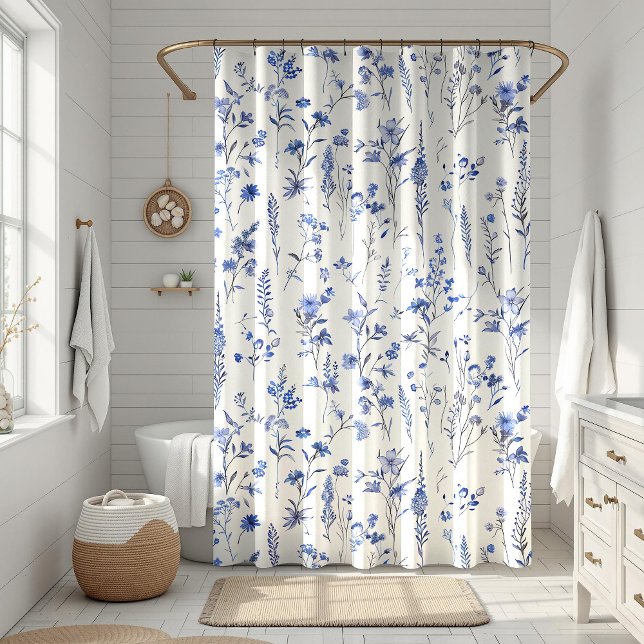 Boho Blue und White Wildblumen Duschvorhang (Boho Blue and White Wildflowers Shower Curtainin a sunny white boho bathroom.)