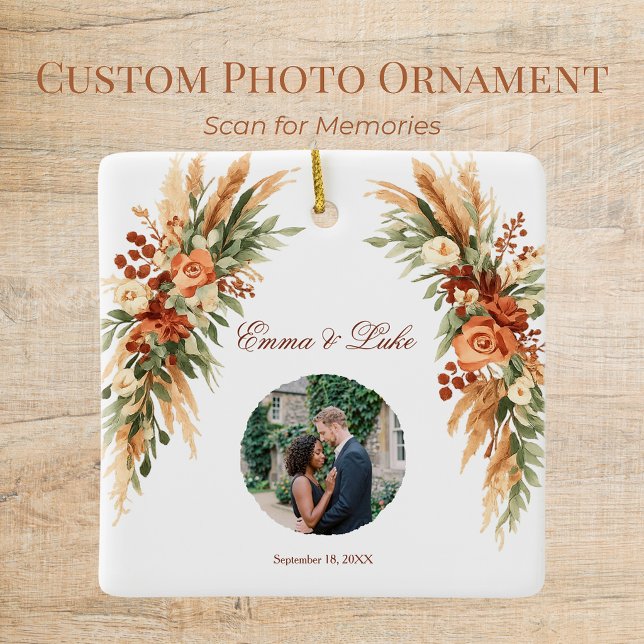 Boho-Blumen-Foto-QR-Code-Ornament | Personalisiert Keramikornament (Personalized photo ornament with boho florals, custom text, and scannable QR code keepsake.)