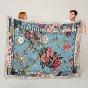 Boho-Blumenstickerei auf abgenutztem Denim und Spi Fleecedecke