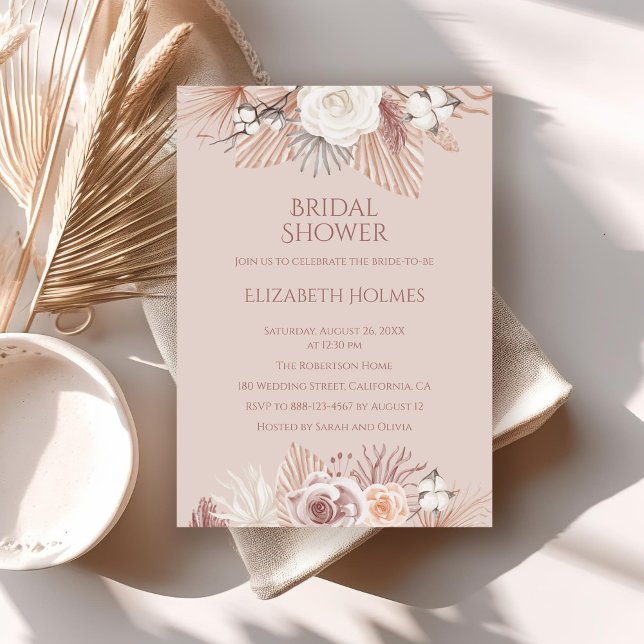 Boho Blush Pampas Gras und getrocknete Blume Einladung (Boho Blush Pampas Grass and Dried Flowers Invitation on a neutral boho table.)