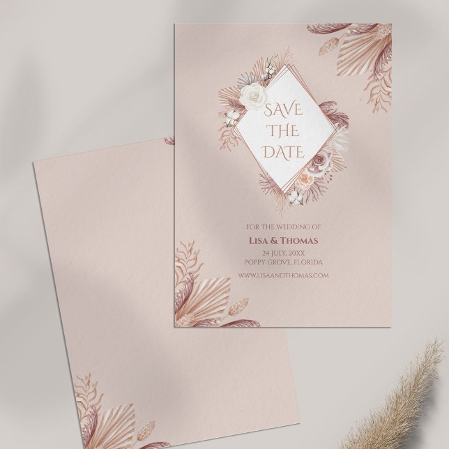 Boho Blush Pampas Grass Save the Date Karte (Boho Blush Pampas Grass Save the Date Card on table)