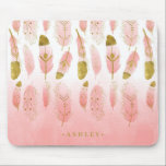 Boho Blush Pink & Gold Feathers Ombre Personalisie Mousepad<br><div class="desc">Individuell gestaltetes Boho Mousepad mit rosafarbenen Aquarellfedern mit goldfarbenen Akzenten aus Imitaten und rosafarbenem Ober. Personalisieren Sie diese durch Hinzufügen von Namen und anderen Details. Dieser Boho Federn Mousepad wird als personalisiertes Geschenk perfekt.</div>