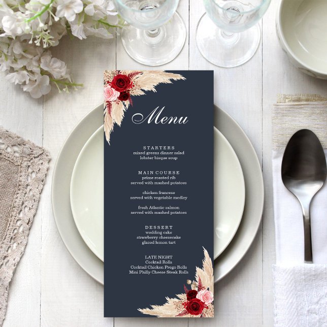 Boho Burgundy Rose und Pampas Grass Menükarte (Boho Burgundy Roses and Pampas Grass Menu on a boho white wedding dinner table.)