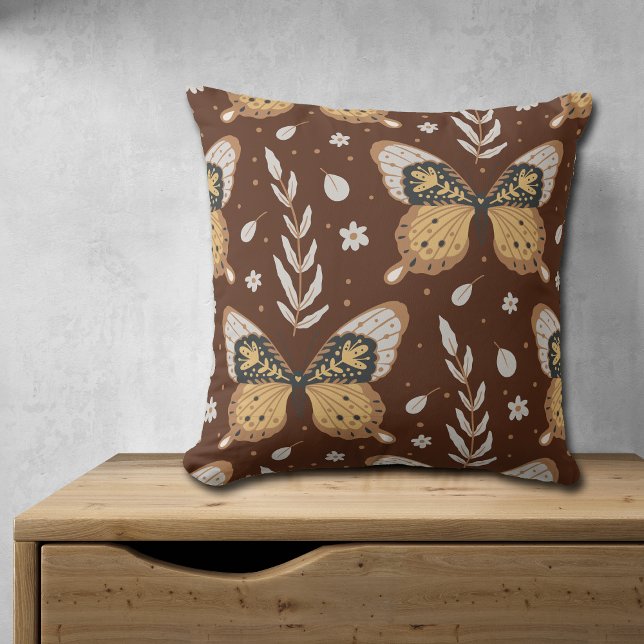 Boho Butterfly Leaf Pattern auf Brown Kissen (Von Creator hochgeladen)