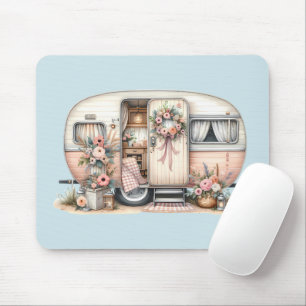 Boho-Camper mit Blumenkranz und Pastell-Rosa Mousepad