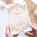 Boho Chic Blush Pink Gold Floral Girl Taufe Einladung<br><div class="desc">Helfen Sie mit dieser femininen Einladung, die Taufe Ihrer Tochter zu feiern. Die elegante Komposition aus einem blauen Overlay mit pastellrosa Blumenkränzen und Grünpflanzen. Klicken Sie auf die Schaltfläche "Weitere Anpassung", wenn Sie den Stil und die Position des Textes neu ordnen und formatieren möchten. Das kommt mit einem passenden rosa...</div>