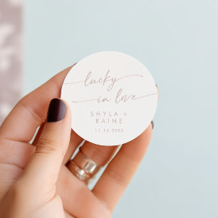 Boho Chic Blush Pink Lucky In Liebe Gefallen Runder Aufkleber
