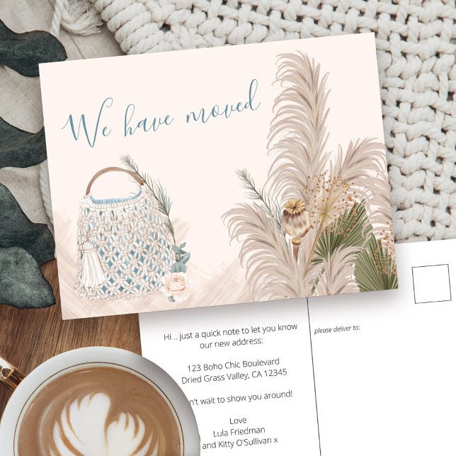 Boho Chic Driving Palm and Pampas Grass Moving Ankündigungspostkarte (Boho moving announcement postcard with macrame bag, pampas and dried palm)