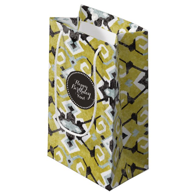 Boho chic dunkelgrau und gelb ikat Stammesmuster Kleine Geschenktüte (Vorderseite Schrägansicht)