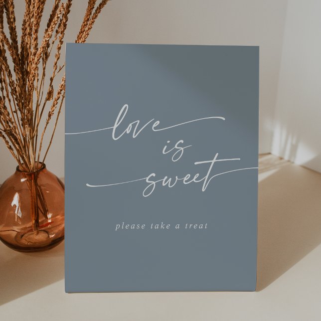 Boho Chic Dusty Blue Liebe ist süße Hochzeit Sockelschild (Boho Chic Dusty Blue Love Is Sweet Wedding Pedestal Sign)