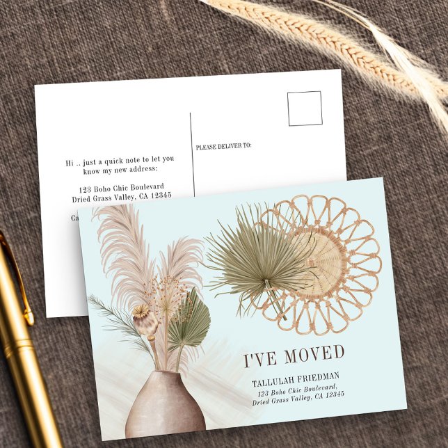 Boho Chic ich bewegt Dried Palm und Pampas Moving Ankündigungspostkarte (New Address postcard with boho rattan cane, pampas and dried leaves)
