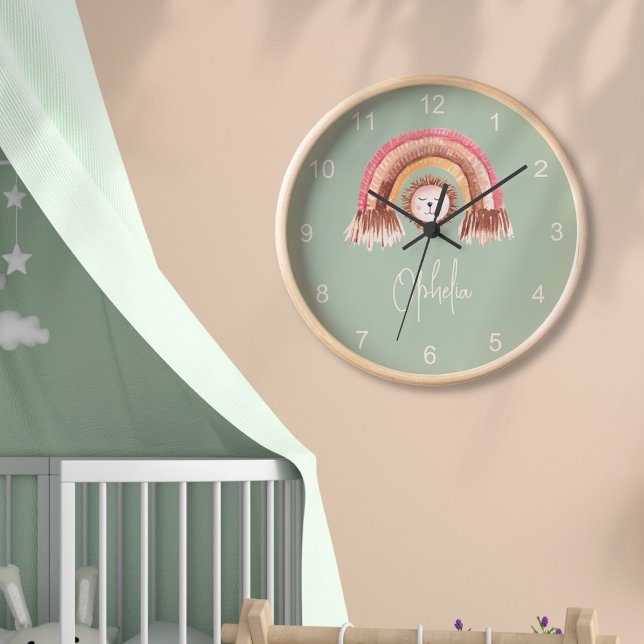 Boho Chic Rainbow Lion Baby Name Sage Green Uhr (Von Creator hochgeladen)