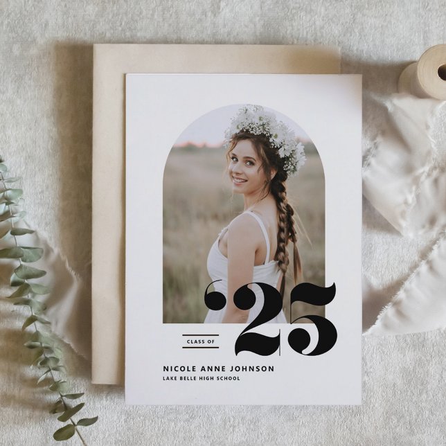 Boho Class of 2025 Arch Foto Abschluss Einladung (Customizable boho graduation invitation featuring arch photo frame. Available in other colors. )