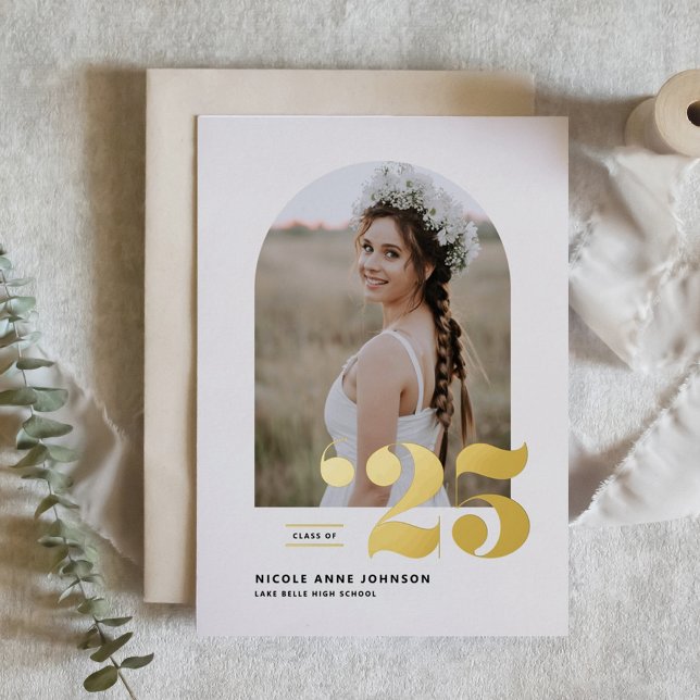 Boho Class of 2025 Arch Foto Abschluss Folieneinladung (Customizable photo graduation invitation featuring gold foil. Available in other foil colors.)