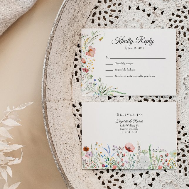 Boho Colorful Wildblume Meadow Wedding RSVP Card Dankeskarte (Boho Colorful Wildflower Meadow Wedding RSVP Card on a neutral boho wedding table.)