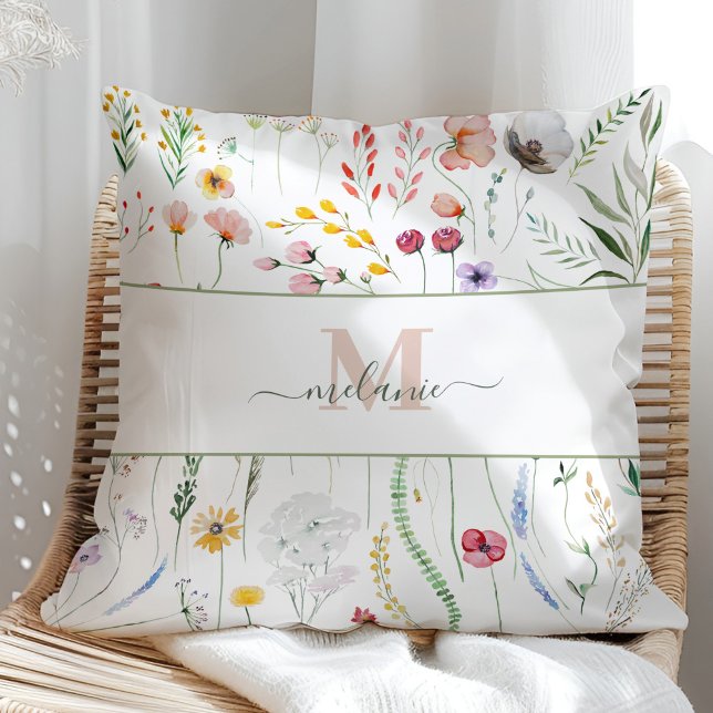 Boho Colorful Wildblumen Script Name Monogram Kissen (Boho Colorful Wildflowers Script Name Monogram Throw Pillowon a sunny rattan chair.)