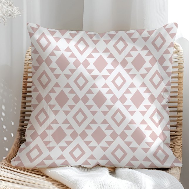 Boho Dusty Rose und White Navajo Kissen (Boho Dusty Rose and White Navajo Throw Pillow in a sunny rattan armchair.)