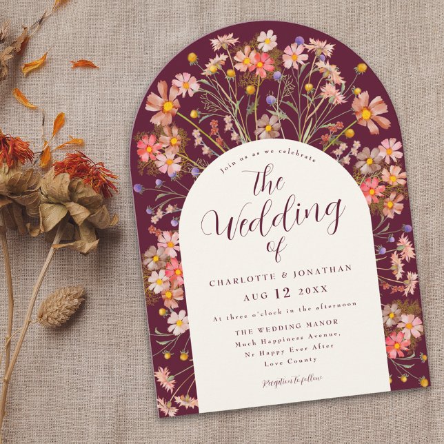 Boho Fall Rustikale Wildblume Blumenstrauch Einladung (Boho fall rustic wildflower floral arch burgundy and ivory cream wedding invitation Elegant script)