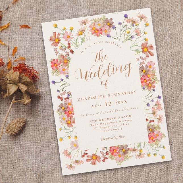 Boho Fall Wildblume Burnt Orange Wedding Einladung (Boho chic Wildflower arch burnt orange Wedding invitation elegant floral arch and script)