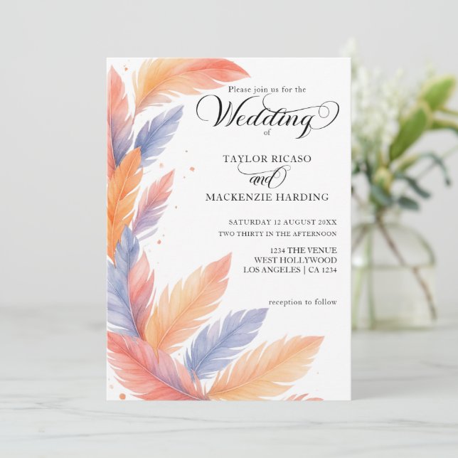 Boho Feathers und elegante Drehbuch-Foto Hochzeit Einladung (Stehend Vorderseite)
