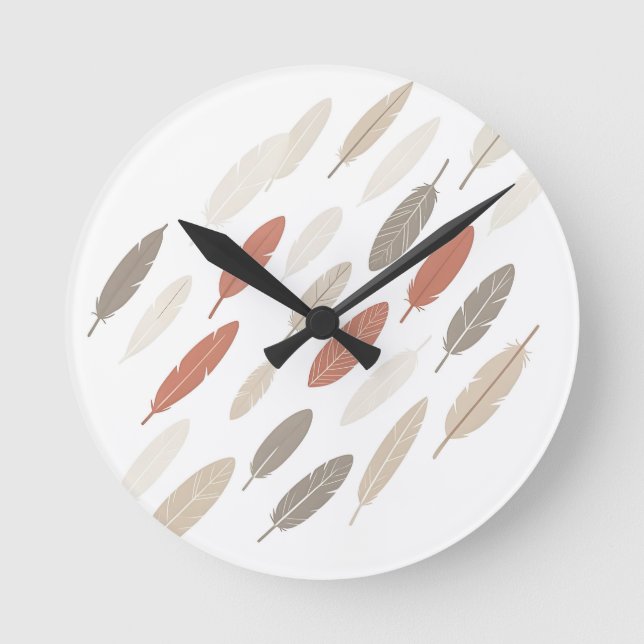 Boho-Federn Rost-Taupe-Diagonalmuster Runde Wanduhr (Vorderseite)