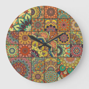 Boho-Fliesen: farbenfrohes Patchwork-Nahtlosmuster Große Wanduhr