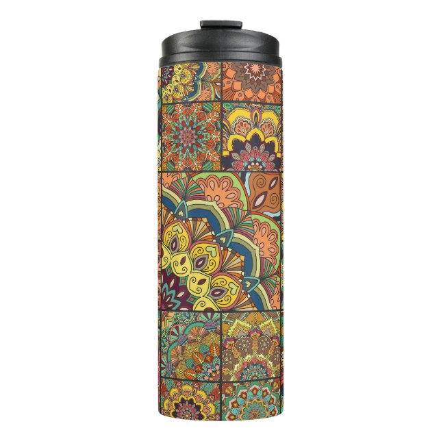Boho-Fliesen: farbenfrohes Patchwork-Nahtlosmuster Thermosbecher (Vorderseite)