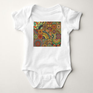 Boho Fliesen: farbiges Patchwork nahtlos Muster Baby Strampler