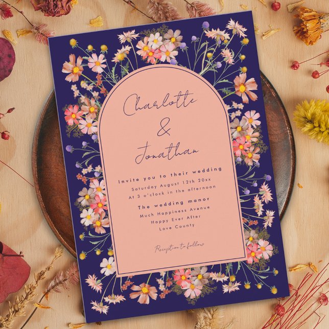 Boho Floral Arch Navy Blue Hochzeit im Herbst Einladung (Boho floral arch navy blue fall wedding with watercolor wildflowers and whimsical script )