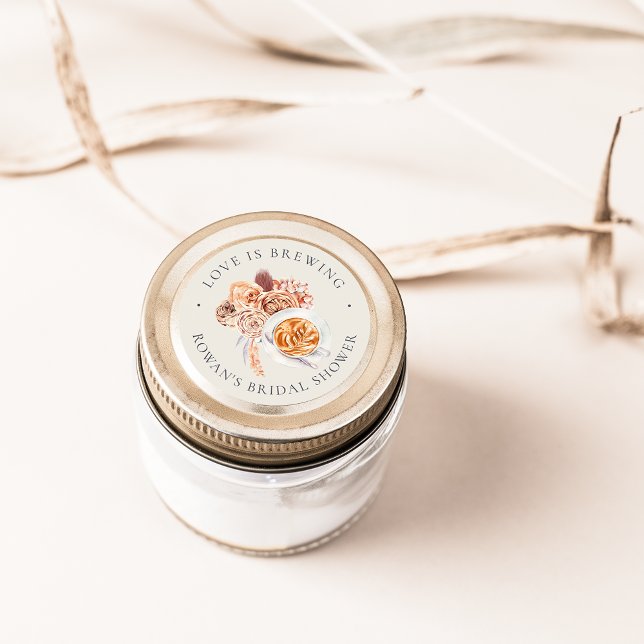 Boho Floral Coffee "Liebe is Brewing" Brautparty Runder Aufkleber (Von Creator hochgeladen)