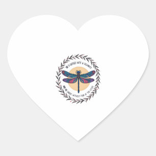 Boho Floral Dragonfly Sie ist mit Stärke bekleidet Herz-Aufkleber