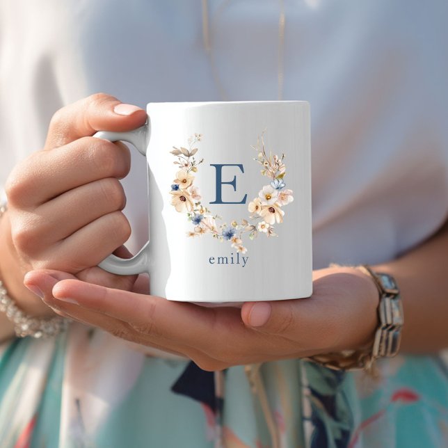 Boho Floral Monogram Tasse mit bearbeitbarem Namen (Boho Floral Monogram Mug with Editable Name)