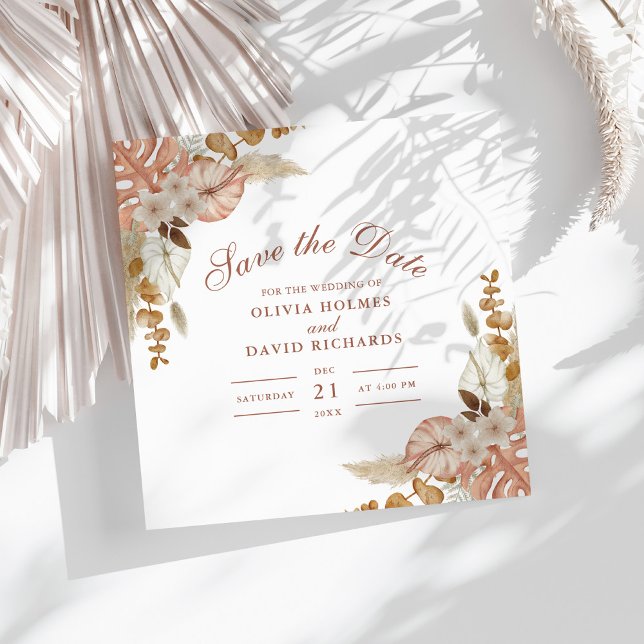 Boho Floral Pampas Grass Wedding retten das Datum Save The Date (Boho Floral Pampas Grass Wedding Save the Date on a sunny white table with white dry palm leaf.)
