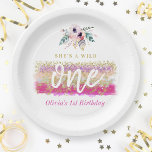 Boho Floral Wild One Girls erste Geburtstagsparty Pappteller<br><div class="desc">Die Teller der ersten Geburtstagsparty eines Mädchens mit dem Kalligrafiedesign "She's a Wild One" mit goldenem Glitzer-Pinselstrich und Aquarellboho Blumenstrauß.</div>