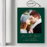 Boho Foto Arch Emerald Green Gold Save the Date Magneteinladung<br><div class="desc">Diese einfache,  minimalistische boho-Save the Date Magnetkarte weist ein bogenförmiges Foto über den Worten "Save the Date" in elegantem goldfarbenem Handschriftenschreiben auf,  gefolgt von den Namen der Ehepaare,  dem Hochzeitstag und der Stadt in sans serif Schriftart auf einem smaragdgrünen Hintergrund.</div>