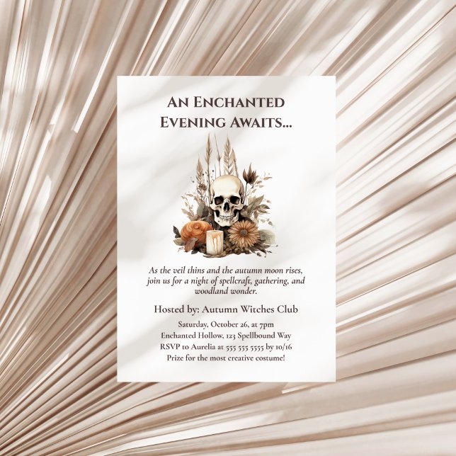 Boho Gothic Fall Party mit Skull und Blume Einladung (Boho Gothic Fall Party with Skull and Flowers Invitation on a sunny neutral dry palm leaf.)
