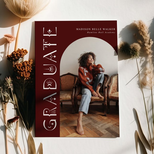 Boho Graduate Maroon Abschluss Ankündigung (Von Creator hochgeladen)
