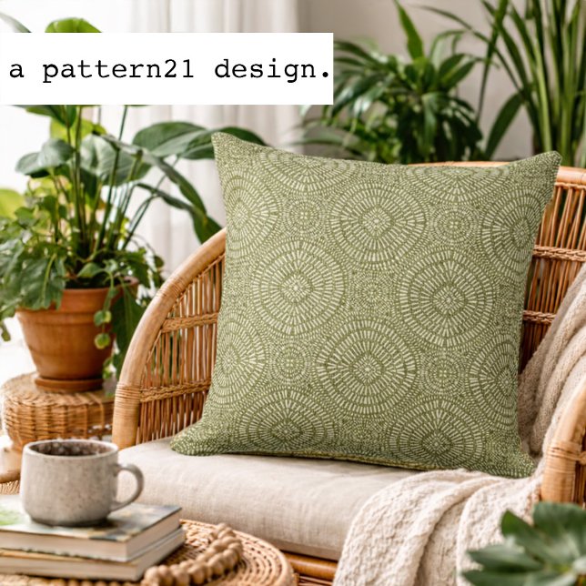 Boho-grünes Muster Kissen (Olive geometric accent pillow styled in a bright plant-filled living space.)