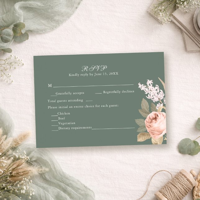 Boho Hellgrüne Pfingstrosen Hochzeit RSVP Karte (Boho Sage Green Peonies Wedding RSVP Card on a boho table with sage green decor and dry flowers)